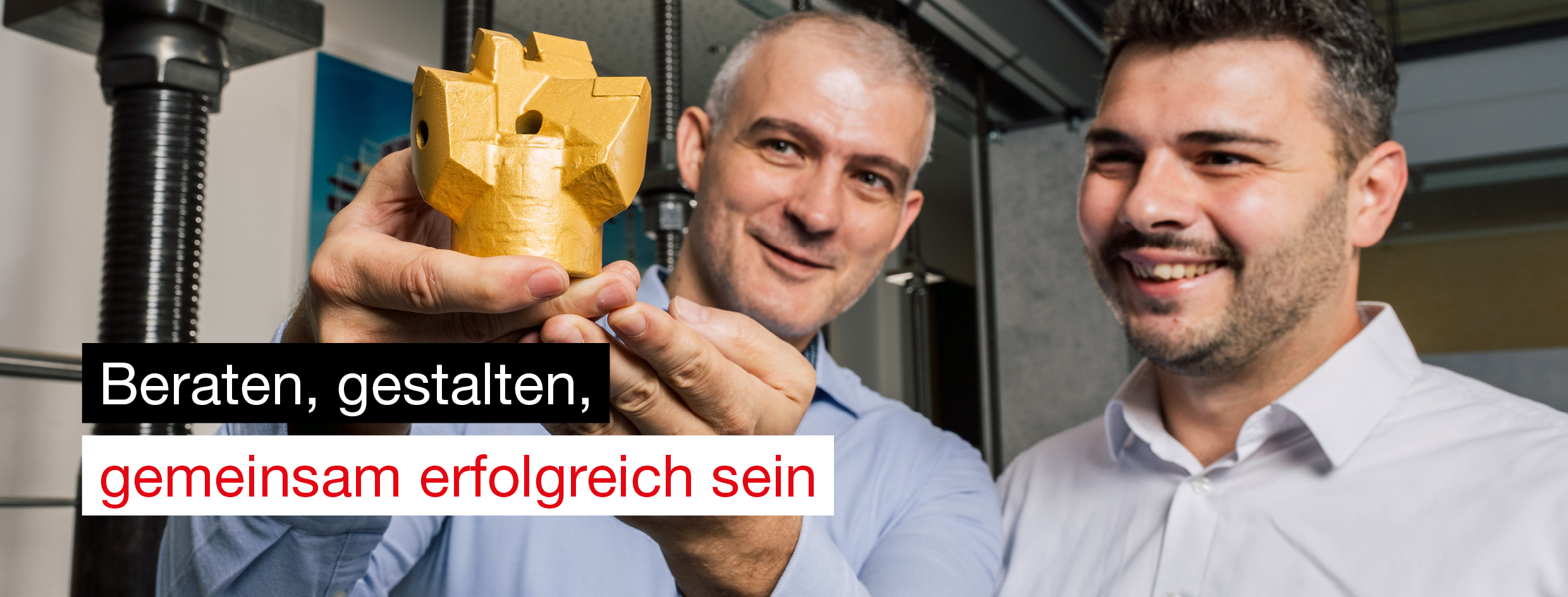 Junge, blonde Frau mit Brille und breitem Lächeln schaut direkt in die Kamera. Sie trägt einen dunkelblauen Blazer und steht in einem modernen Arbeitsumfeld. Links im Bild steht der Schriftzug 'Mach’s wie ich.'