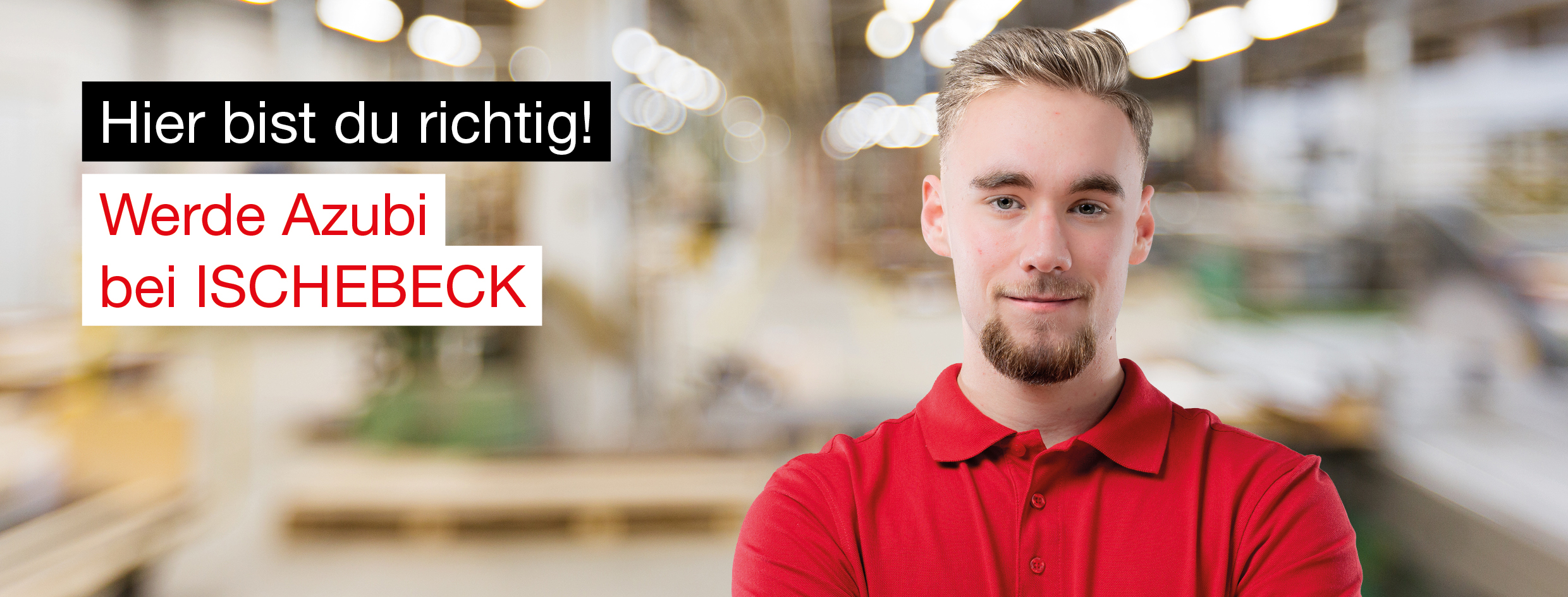 Junge, blonde Frau mit Brille und breitem L&auml;cheln schaut direkt in die Kamera. Sie tr&auml;gt einen dunkelblauen Blazer und steht in einem modernen Arbeitsumfeld. Links im Bild steht der Schriftzug 'Mach&rsquo;s wie ich.'