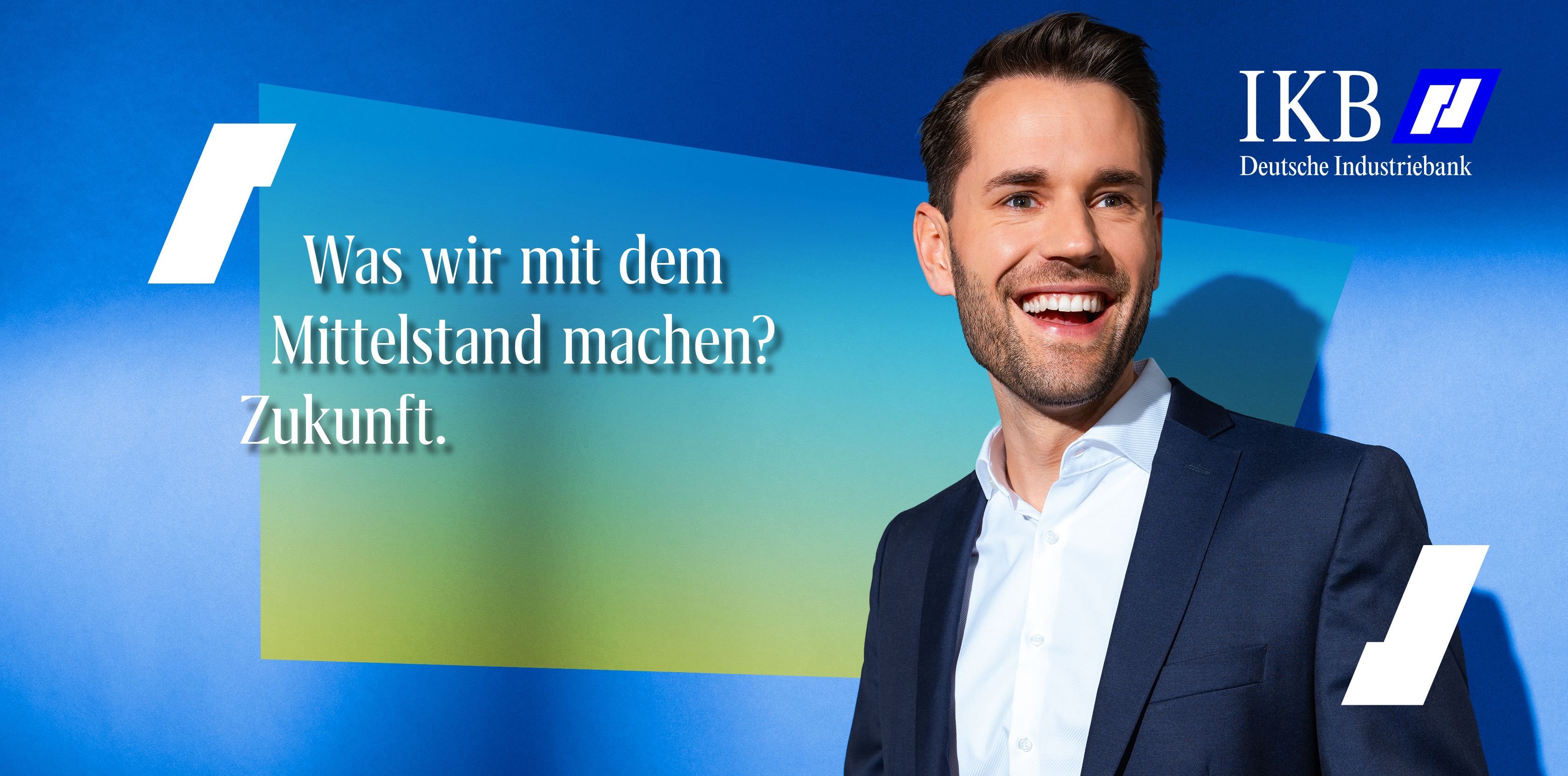Headerbild: Mitarbeiter im Portrait mit dem Text: 'Was du nach 18 Monaten kannst? Hierbleiben zum Beispiel.'