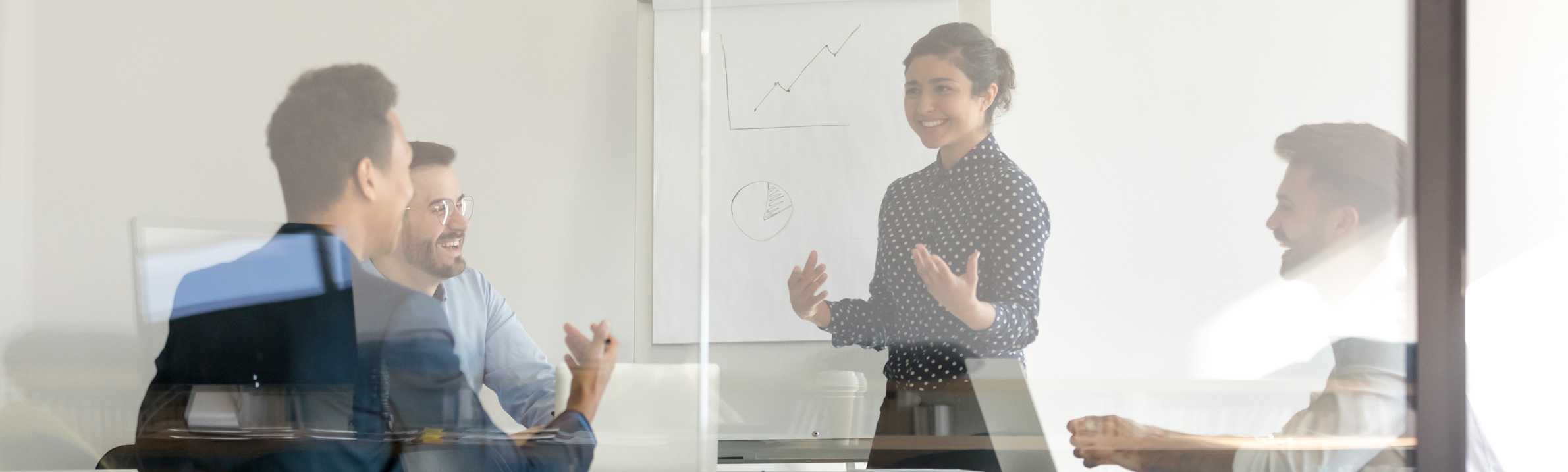 Mann arbeitet am Laptop