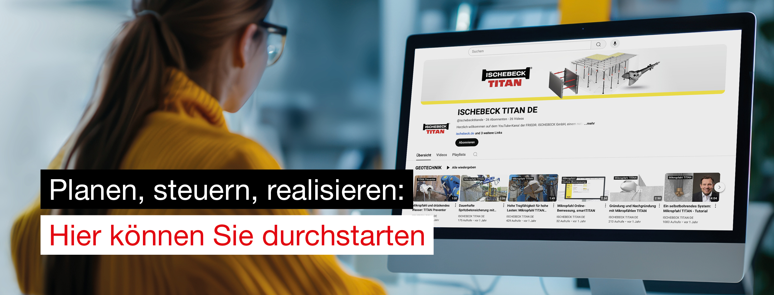 Junge, blonde Frau mit Brille und breitem Lächeln schaut direkt in die Kamera. Sie trägt einen dunkelblauen Blazer und steht in einem modernen Arbeitsumfeld. Links im Bild steht der Schriftzug 'Mach’s wie ich.'