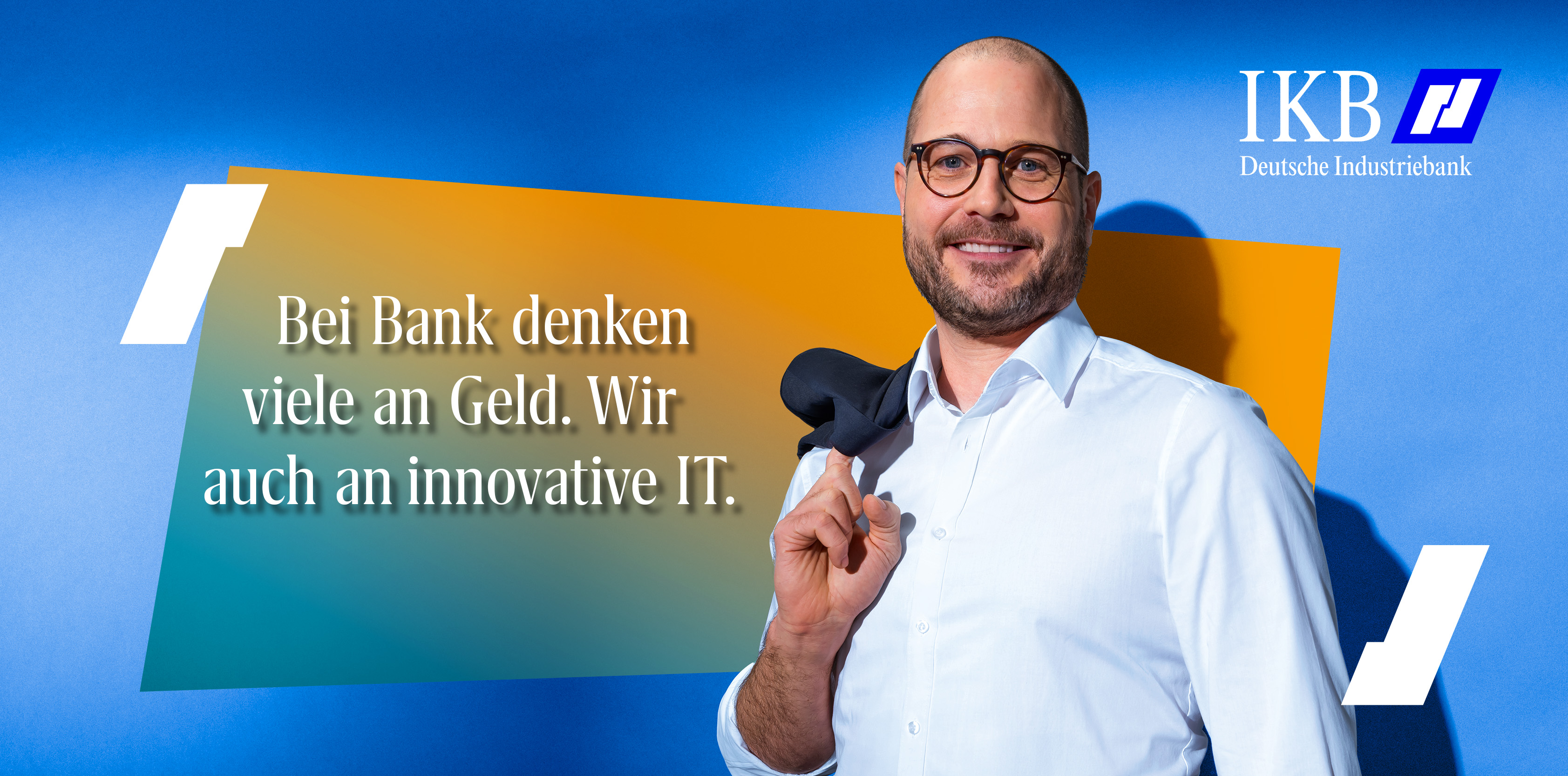 Headerbild: Mitarbeiter im Portrait mit dem Text: 'Was du nach 18 Monaten kannst? Hierbleiben zum Beispiel.'