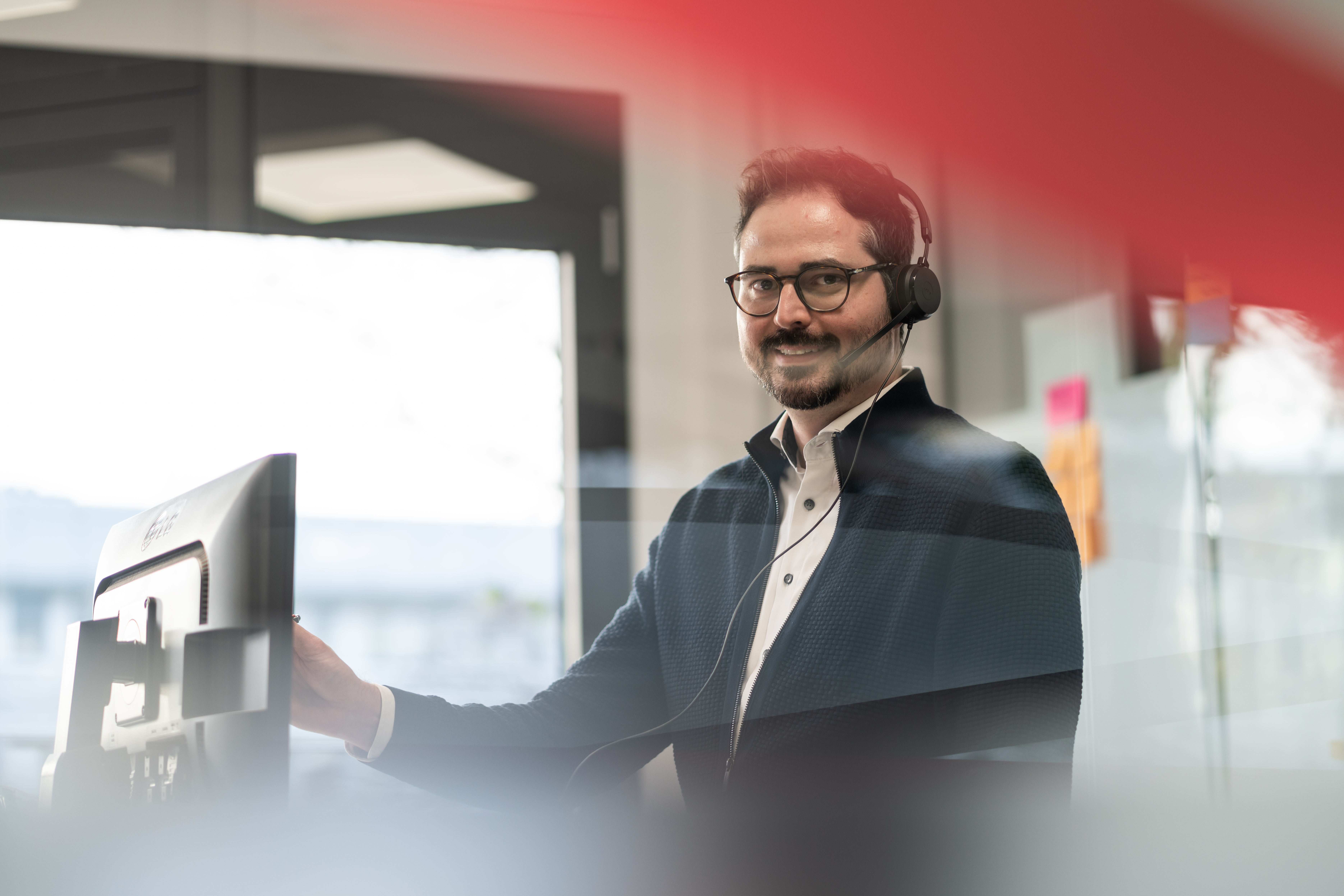 Logistikarbeiter beim Scannen von Ware auf eine Palette