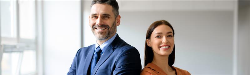 Mann arbeitet am Laptop